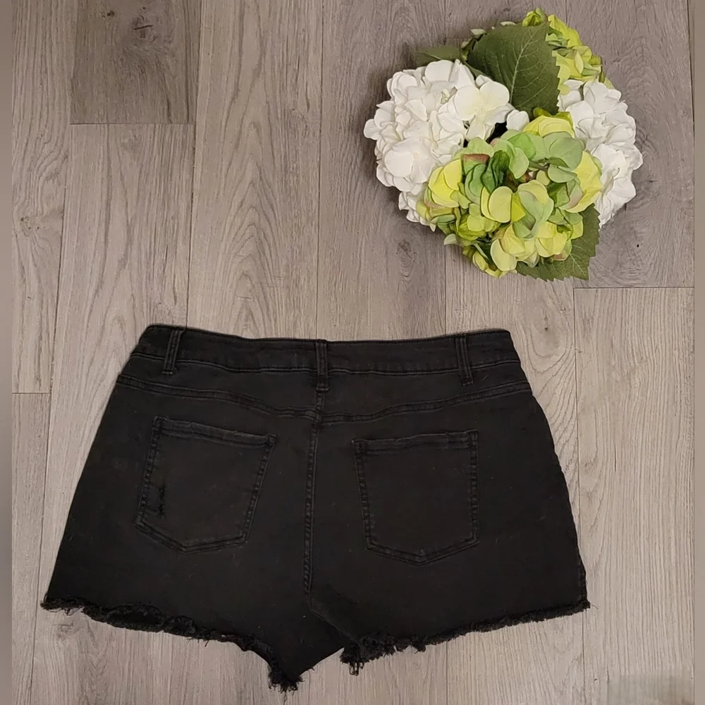 Time & Tru, frayed booty jean shorts, black, Size 16, High Rise - Picture 8 of 11